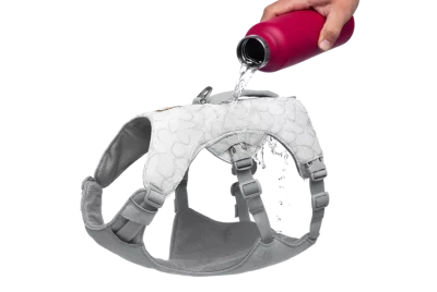 CompressedPNG-30781_Swamp-Coller-Harness_Graphite-Gray_water-STUDIO Ruffwear Swamp Cooler Cooling Dog Harnas