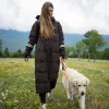 DSC06709_1900x DC Long KeepDry Dog Walker Coat Bison-Molly buiten