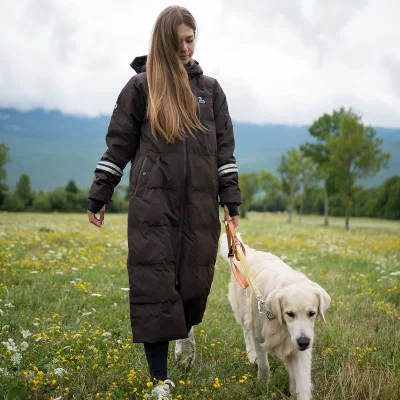 DSC06709_1900x DC Long KeepDry Dog Walker Coat Bison-Molly buiten