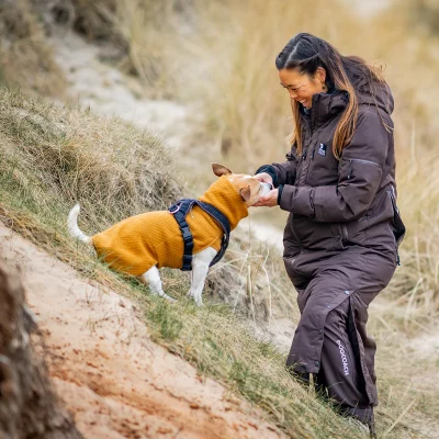 DSC8920_1900x DC Long KeepDry Dog Walker Coat Bison-Molly buiten